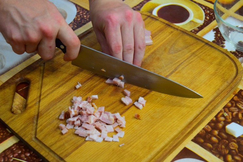Мелко нарезаем мясо (или бекон, что нашли в общем) 