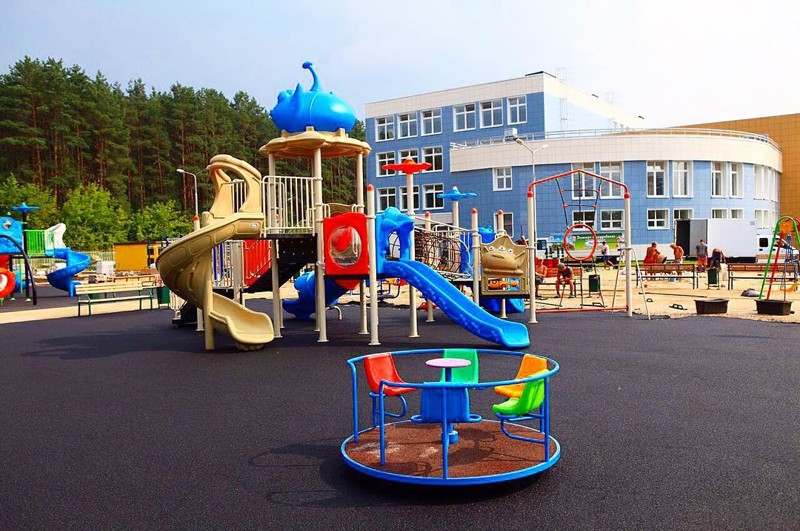 Детская площадка оборудована всем необходимым