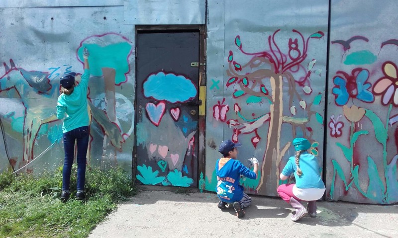 Дети раскрасили гараж