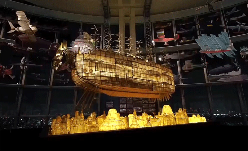 "Замок в небе"- гигантский освещенный корабль