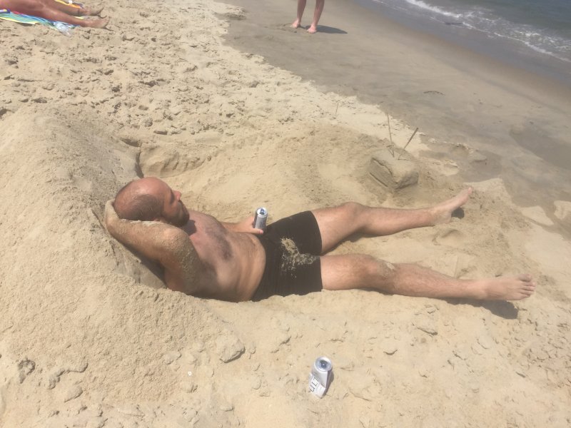 Как отдыхают мужчины на пляже 
