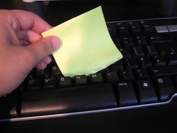 2. Пыльную клавиатуру можно прочистить с помощью листочка-стикера