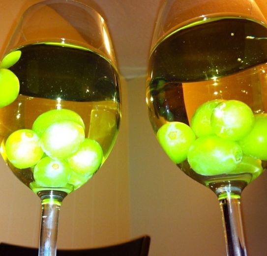 1. Чтобы охладить белое вино, бросьте в него не кубики льда, а замороженный виноград
