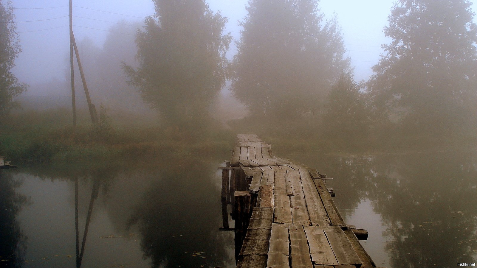 Послушай далеко далеко на озере. Деревня в тумане. Деревянный мост в тумане. Старый мост в тумане. Мостик в тумане.