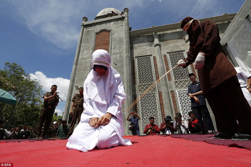 За свидание - розги: как исламисты карают прелюбодеев