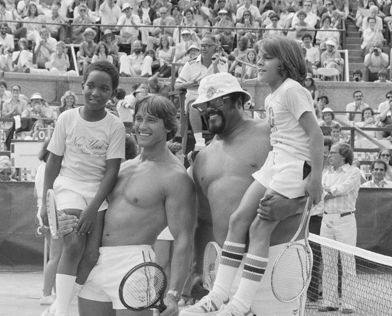 Арнольд Шварценеггер и футболист Рози Гриер, в Нью-Йорке, 27 августа 1977 г. 