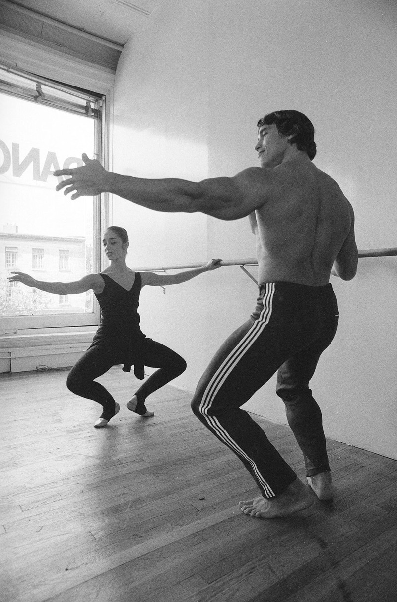 Арнольд Шварценеггер принимает балет урок у танцовщицы Марианны Claire во время съемок фильма "Качая железо", документальный фильм о бодибилдинге, в Нью-Йорке, в понедельник, 4 октября 1976 г. 