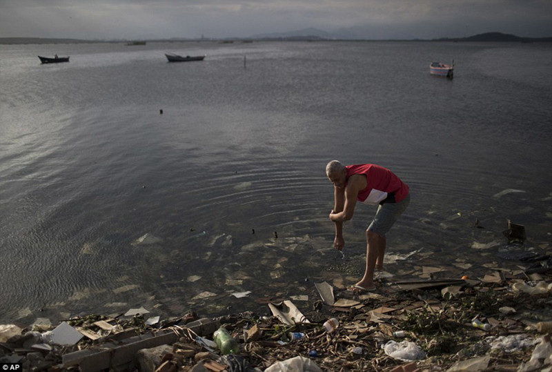 Шокирующие снимки того, в чем придется плавать спортсменам в Рио