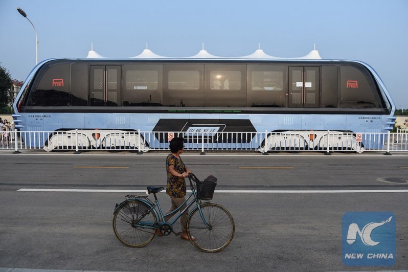 В Китае прошел испытания невероятный наддорожный автобус