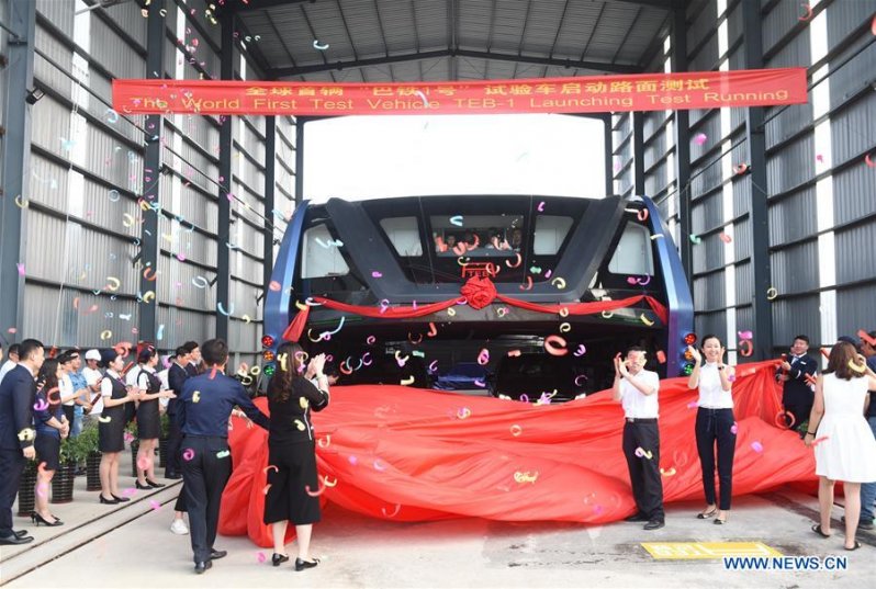 В Китае прошел испытания невероятный наддорожный автобус