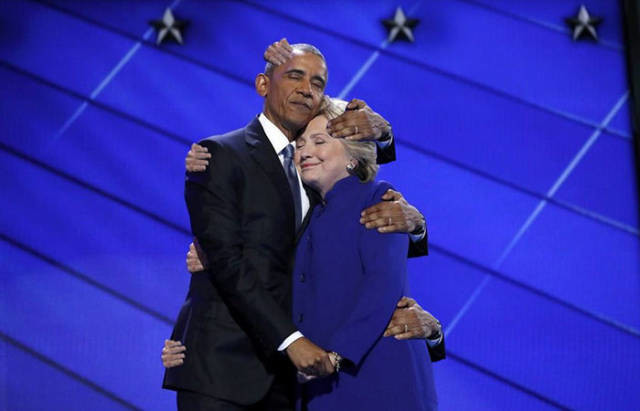 Фотожабы на объятия Обамы и Клинтон взорвали соцсети