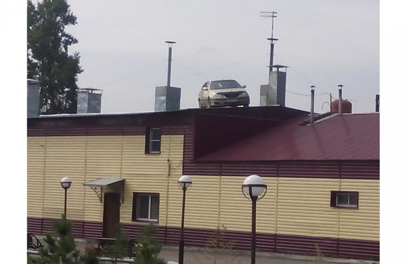 Автомобиль находился на крыше сауны в районе Красной горки. Комментаторы предположили, что это автомобиль отдыхающего в данной сауне десантника...