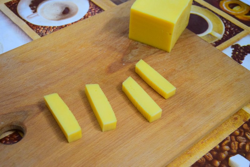 Режем сыр на удобные полоски 