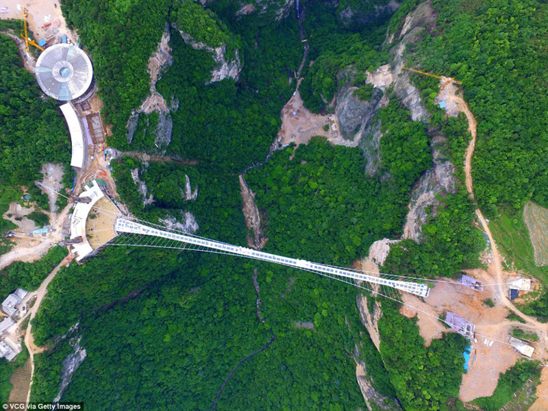 В Китае открыли новый стеклянный мост над бездной