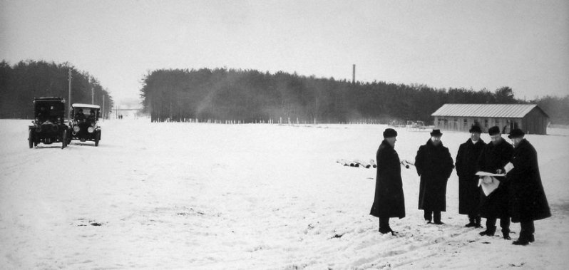 Промышленники братья Рябушинские в начале 1916 года осматривают место возведения будущего завода АМО