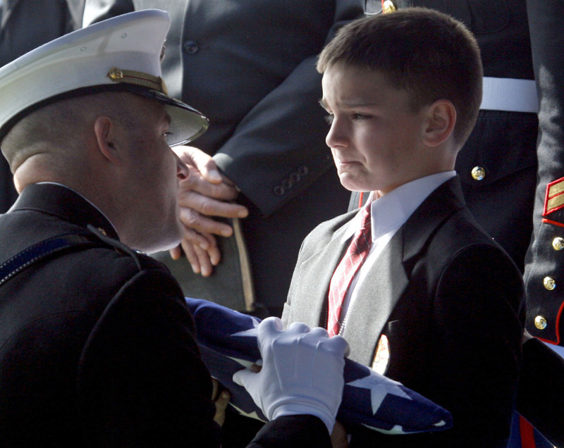 2. 8-летний Кристофер Голчинский принимает флаг в честь своего отца – сержанта Марка Голчински, который был застрелен во время патрулирования в Ираке всего за несколько недель до возвращения домой со службы
