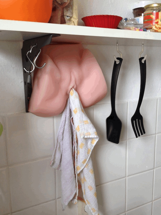 Искусственная вагина - отличный держатель для кухонных полотенец