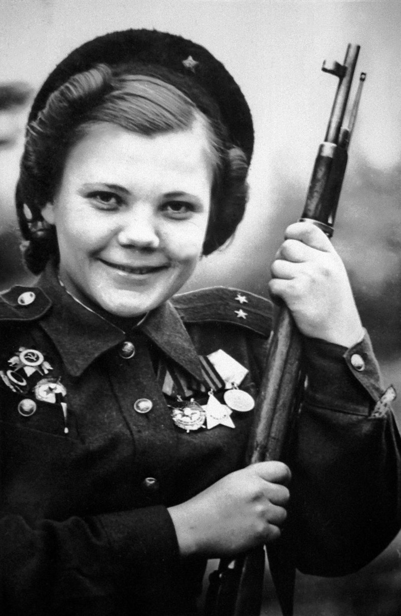 31 декабря 1944 года, Нина Лобковская, командир отряда женщин-снайперов, участвовавшая в боях за Берлин
