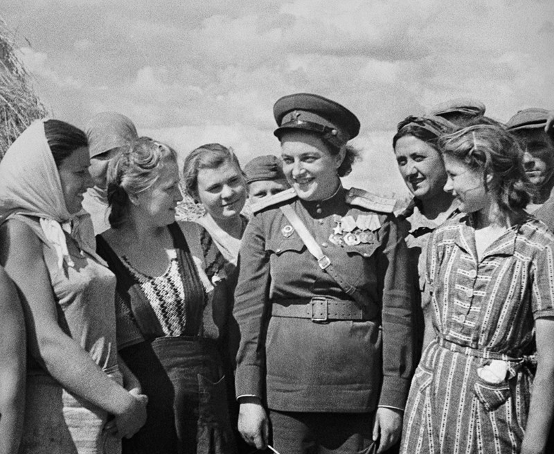 9 августа 1944 года, Людмила Павличенко посещает рабочих в Одессе