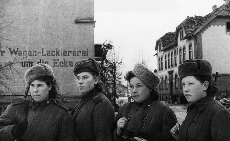 Февраль 1945 года, снайперы обходят поселение в Восточной Пруссии, захваченное советскими войсками