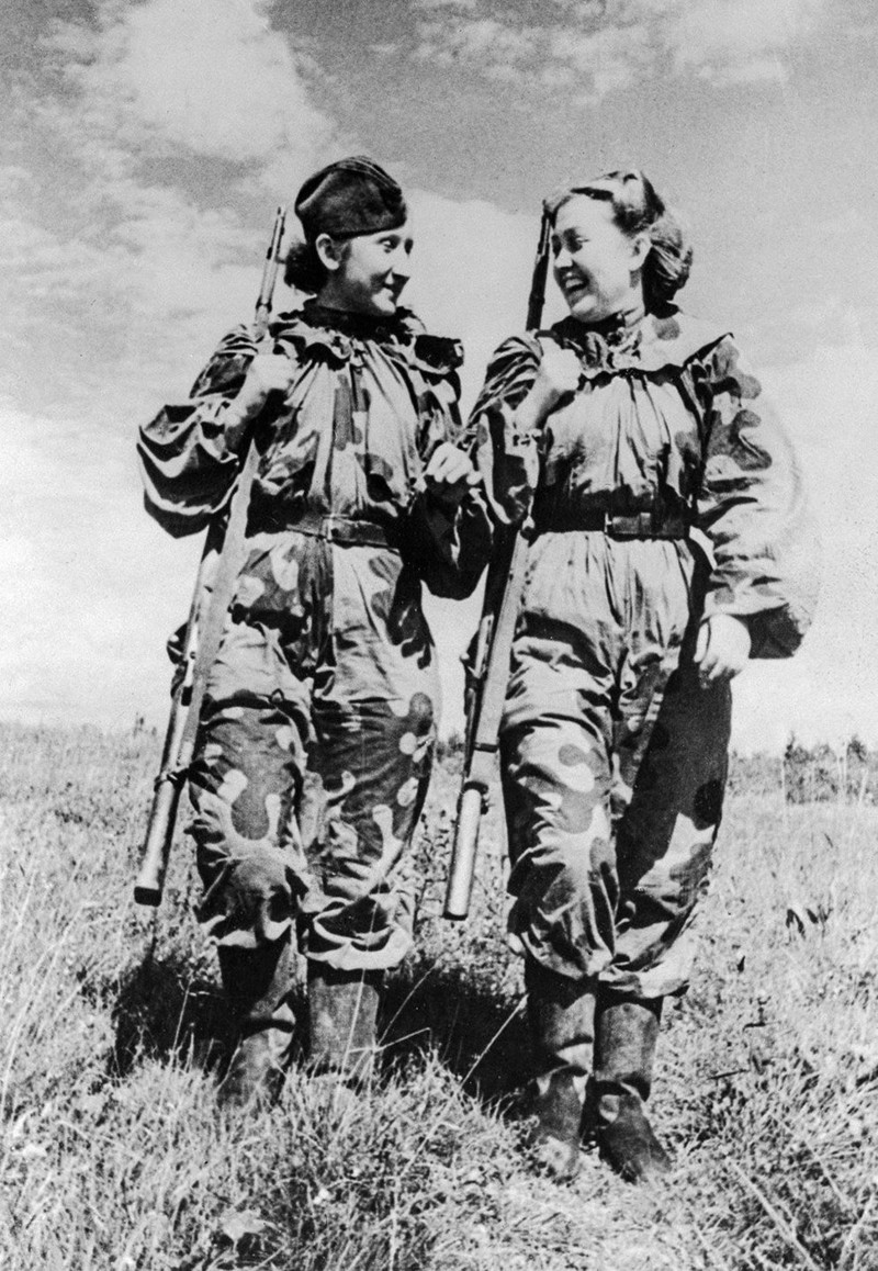24 ноября 1943 года, снайперы О. Быкова и Р. Скрипникова возвращаются с боевого задания