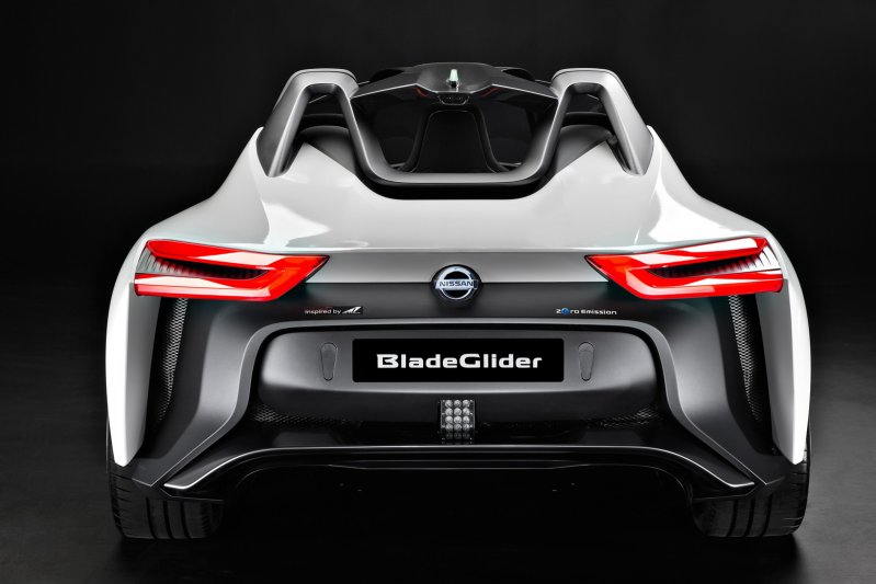BladeGlider - треугольный спорткар с дрифт-режимом