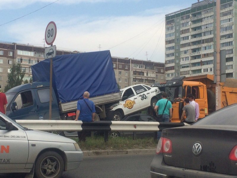Авария дня. Восемь машин столкнулись в Екатеринбурге