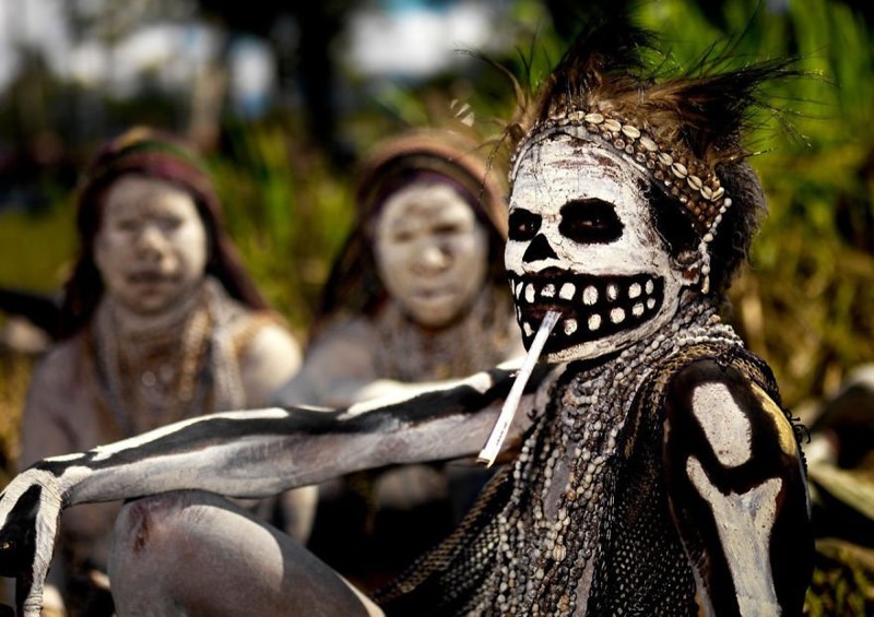 Женщина из Папуа — Новой Гвинеи во время фестиваля народного танца Синг-Синг.