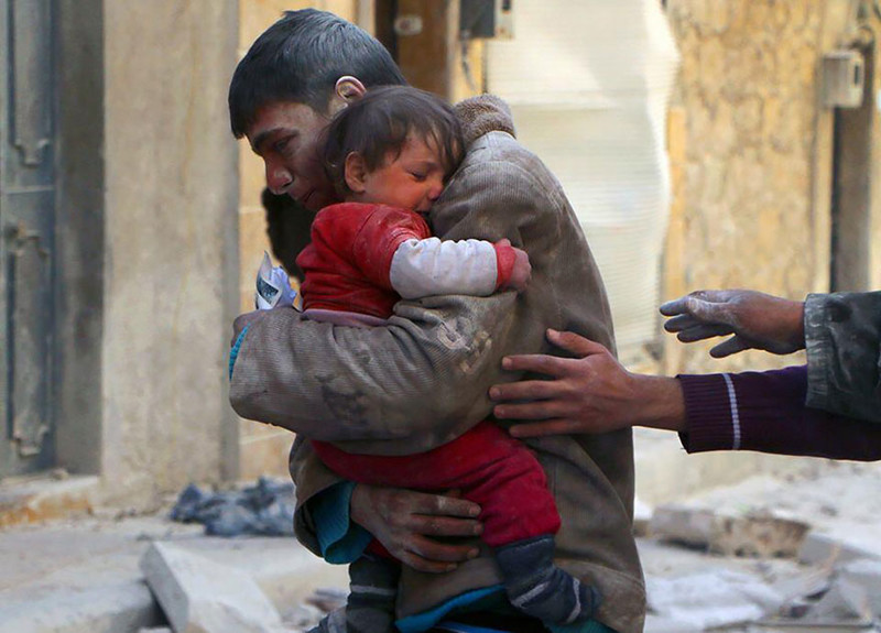 Парень спас свою сестру из-под развалин дома, Сирия.