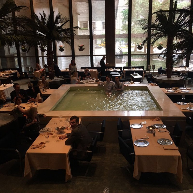 Ресторан с бассейном 