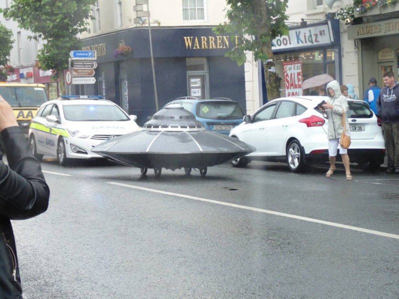 В Ирландии полицейские устроили погоню за летающей тарелкой