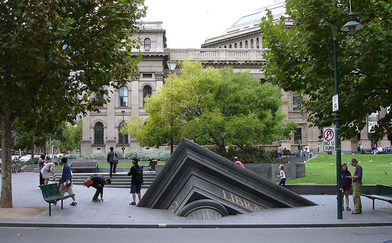 Тонущее здание у Государственной библиотеки, Мельбурн, Австралия