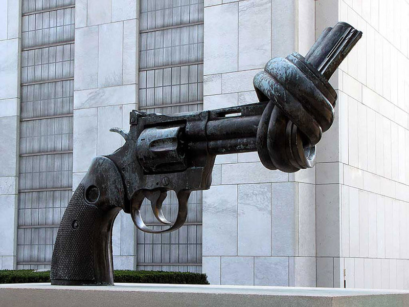 Скульптура «Нет насилию» (также известная как «Завязанный узлом пистолет»), Нью-Йорк, США