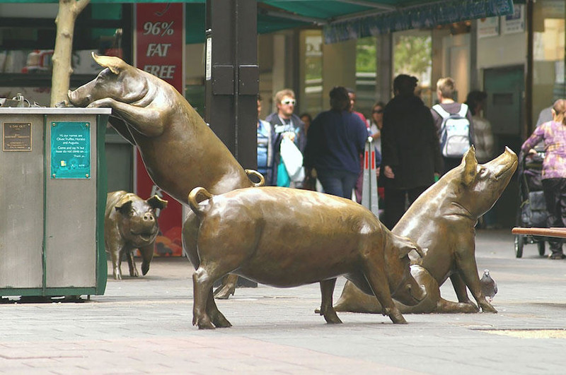 Свиньи перед торговым центром Rundle Mall, Аделаида, Австралия