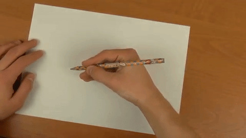 Положите руку с карандашом на лист бумаги. Не двигайте кисть, а лист вращайте по кругу. Несколько попыток – и получится вполне сносная окружность. Только убедитесь, что ваш оппонент – не художник. 