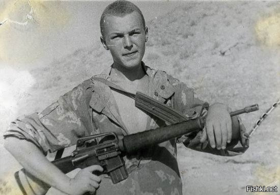 Десантник с трофейной душманской M-16