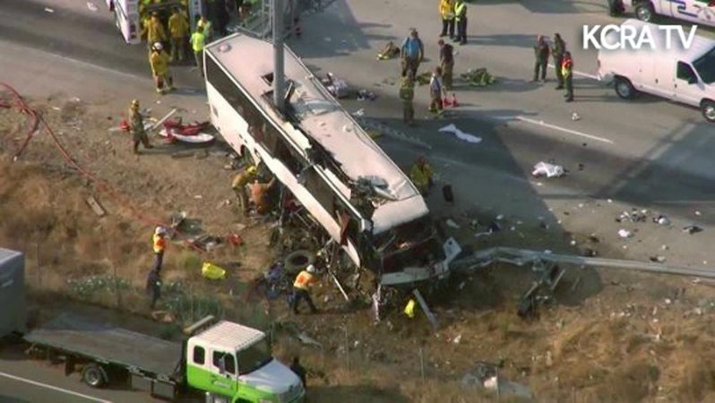 В Калифорнии автобус врезался в столб