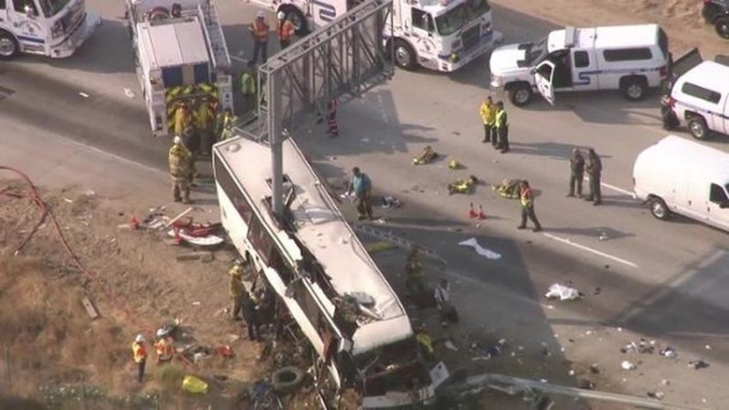 В Калифорнии автобус врезался в столб