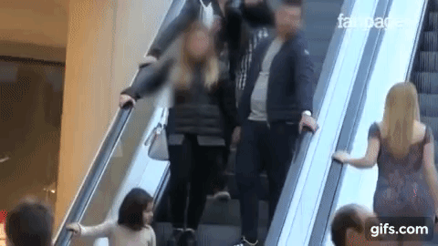 Мужик в метро на эскалаторе заглядывает высоким девушкам под платья