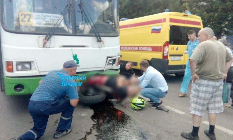 В Брянске мотоциклист влетел под автобус