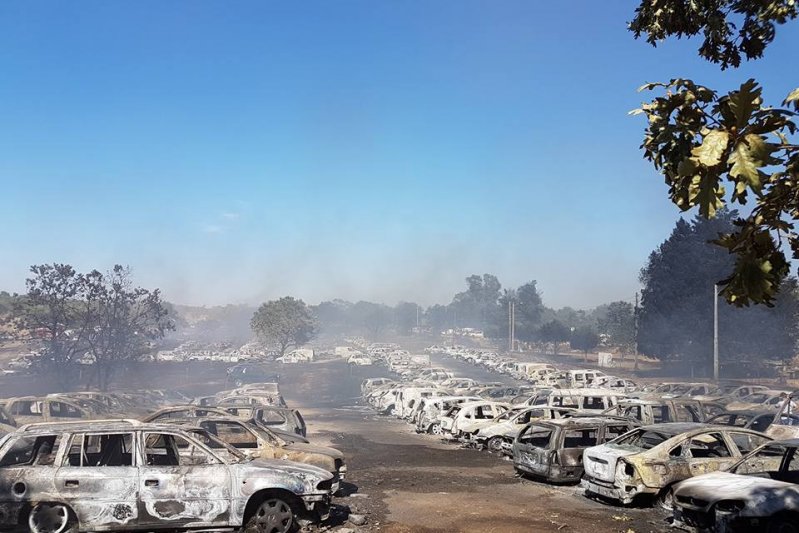 В итоге от огня пострадали 422 автомобиля, большинство их них сгорели полностью. Никто из людей в результате не пострадал. В борьбе с огнем участвовали полторы сотни пожарных, 42 автомобиля и четыре вертолета. 