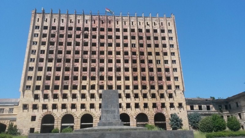 Ну и наконец здание правительства. И пустой постамент. Обратите внимание тоже в пулях, причем крупнокалиберных. на крыше флаг Абхазии