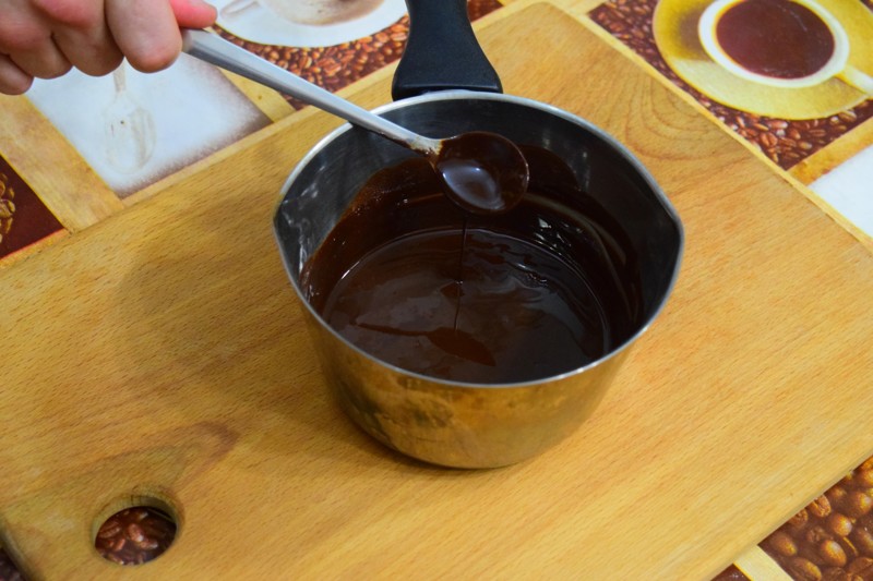 Минут 5 помешиваем шоколад что бы остыл немного (если делали на газу)