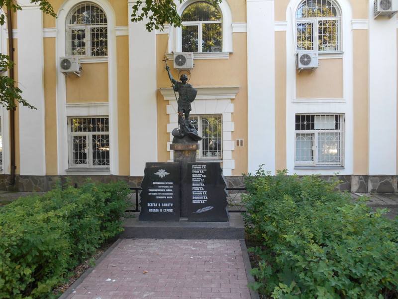Памятник возле здания полиции