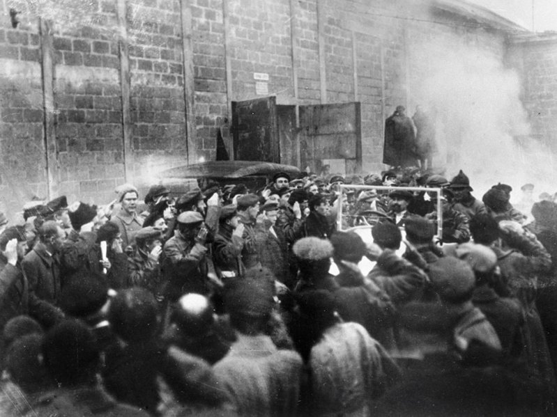 Рабочие завода "АМО" приветствуют первый советский автомобиль, выезжающий с завода. 1924 год 