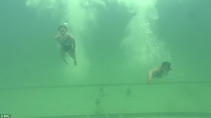 Из-за этой зелени под водой спортсменов было почти не видно.