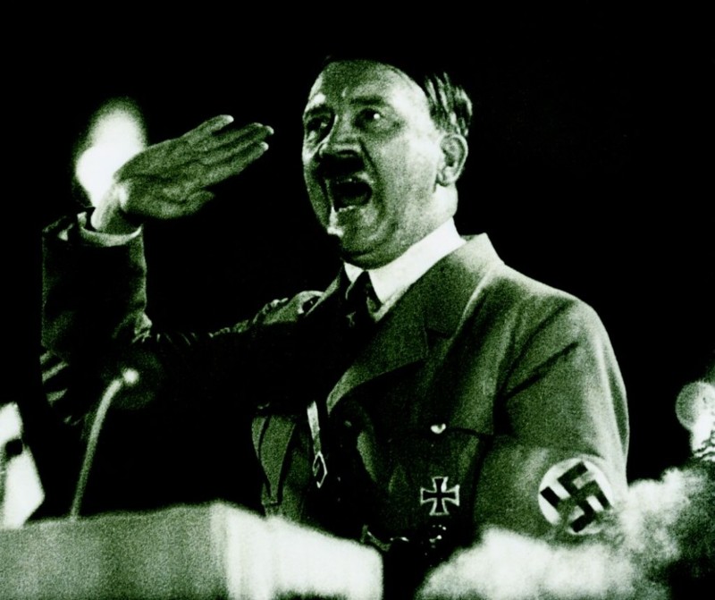 До сих пор большинство историков считало, что Адольф Гитлер носил усы «щеточкой», просто следуя моде. Однако в заметках писателя Александра Фрая, служившего вместе с будущим фюрером, найдено описание того, как на самом деле Гитлер приобрел свои харак