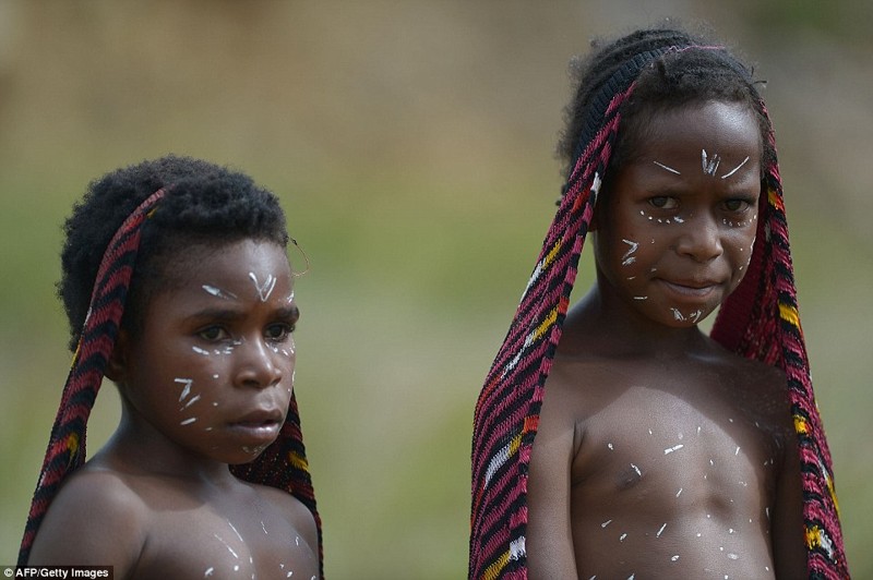 Копья, племенная музыка и футляры для гениталий: как прошел ежегодный фестиваль папуасов в Индонезии