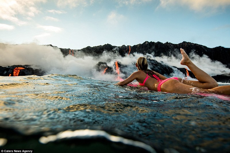 Первая женщина, проплывшая на серфе вокруг действующего вулкана Килауэа на Гавайях