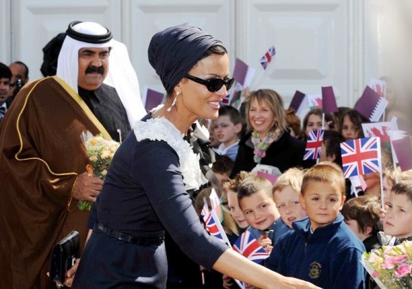 Шейх Хама́д бин Хали́фа Аль Та́ни эмир Катара с 27 июня 1995 года по 25 июня 2013 года и его вторая жена Моза бинт Насер аль Миснед